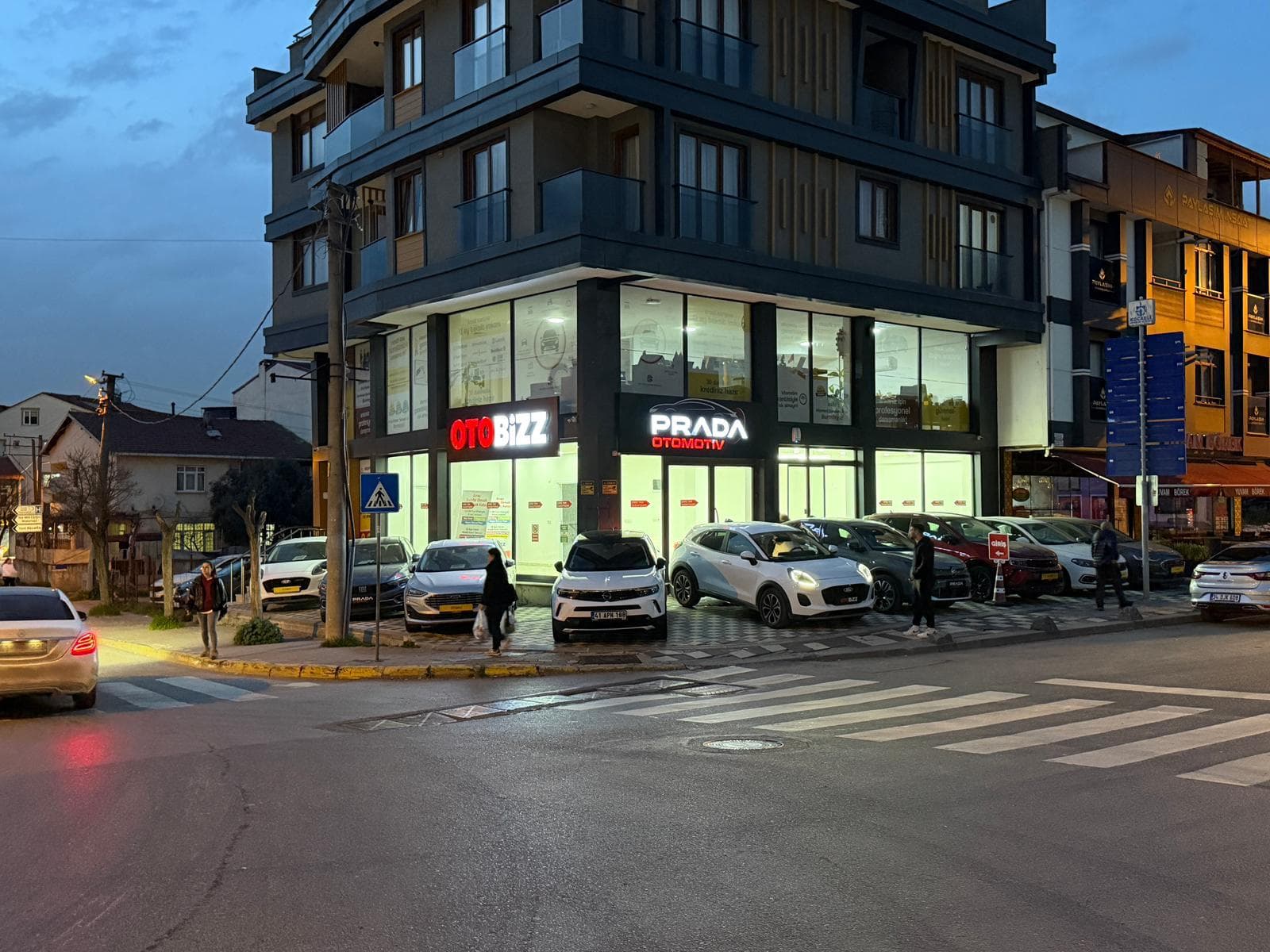Prada Otomotiv galeri gece görünümü